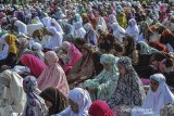 Warga mengikuti doa bersama atau Istighosah Akbar di Alun-alun Ciamis, Kabupaten Ciamis, Jawa Barat, Jumat (13/3/2020). Doa bersama yang diselenggarakan Pemeritah Kabupaten Ciamis untuk keselamatan bangsa agar terhindar dari penyebaran virus Corona (COVID-19) dan mendoakan pasien yang positif terjangkit virus tersebut bisa disembuhkan. ANTARA JABAR/Adeng Bustomi/agr