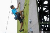Peserta memanjat dinding dalam Kompetisi Panjat Dinding MAPAUS (KPDM) di Ubaya Sport Center, Kampus Ubaya, Surabaya, Jawa Timur, Jumat (13/3/2020). Kompetisi panjat dinding tingkat nasional yang diikuti 200 peserta dari berbagai daerah dengan melombakan dua kategori yaitu lead climbing dan speed classic climbing tersebut bertujuan untuk menggali potensi atlet muda Indonesia yang berbakat. Antara Jatim/Umarul Faruq/zk