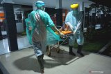Perawat mengenakan APD (Alat Pelindung Diri) baju hazmat (Hazardous Material) membawa pasien dalam pengawasan COVID-19 (Corona Virus Desease) menuju kamar isolasi khusus RSUD dr Iskak, Tulungagung, Jawa Timur, Jumat (13/3/2020). Pasien yang diinisial X (44) asal Pacitan itu dirujuk dari RSD Pacitan ke RSUD dr. Iskak Tulungagung dengan status Pasien Dalam Pengawasan Corona (COVID-19) karena mengalami gejala klinis batuk-pilek disertai demam tinggi dengan riwayat barusan pulang dari Hong Kong dan sempat transit di Singapura, dua negara terpapar Corona, pada 2 Maret 2020. Antara Jatim/Destyan Sujarwoko/zk.