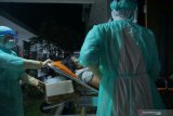 Perawat mengenakan APD (Alat Pelindung Diri) baju hazmat (Hazardous Material) membawa pasien dalam pengawasan COVID-19 (Corona Virus Desease) menuju kamar isolasi khusus RSUD dr Iskak, Tulungagung, Jawa Timur, Jumat (13/3/2020). Pasien yang diinisial X (44) asal Pacitan itu dirujuk dari RSD Pacitan ke RSUD dr. Iskak Tulungagung dengan status Pasien Dalam Pengawasan Corona (COVID-19) karena mengalami gejala klinis batuk-pilek disertai demam tinggi dengan riwayat barusan pulang dari Hong Kong dan sempat transit di Singapura, dua negara terpapar Corona, pada 2 Maret 2020. Antara Jatim/Destyan Sujarwoko/zk.