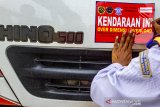 Petugas menempelkan stiker pada truk saat operasi penertiban overdimension dan over load di KM 41 tol Jakarta -Cikapek, Karawang, Jawa Barat,Jumat (13/3/2020). Penertiban tersebut merupakan bentuk tanggung jawab pemerintah untuk mengontrol beban kendaraan dalam upaya mengurangi tingkat kecelakaan serta penghematan pengeluaran untuk biaya perawatan jalan. ANTARA JABAR/M Ibnu Chazar/agr