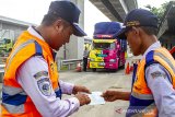 Petugas memeriksa kelengkapan surat kendaraan  saat operasi penertiban overdimension dan over load di KM 41 tol Jakarta -Cikapek, Karawang, Jawa Barat,Jumat (13/3/2020). Penertiban tersebut merupakan bentuk tanggung jawab pemerintah untuk mengontrol beban kendaraan dalam upaya mengurangi tingkat kecelakaan serta penghematan pengeluaran untuk biaya perawatan jalan. ANTARA JABAR/M Ibnu Chazar/agr
