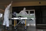 Petugas medis memindahkan pasien ke ruang  isolasi dalam Simulasi Penanganan Pasien Corona di Rumah Sakit Lavalette, Malang, Jawa Timur, Jumat (13/3/2020). Simulasi tersebut dilakukan untuk memastikan kesiapan sarana ruang isolasi dan peralatan medis sekaligus melatih koordinasi dalam penanganan pasien Covid-19 termasuk diantaranya penggunaan kostum Alat Pelindung Diri (APD). Antara Jatim/Ari Bowo Sucipto/zk