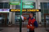 Pembersihan fasilitas bandara dengan desinfektan