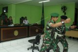 Prajurit TNI Pratu Demisia Arista Tefbana (kedua kanan) berjalan usai menjalani sidang putusan di Pengadilan Militer III-19 Jayapura, Papua, Kamis, (12/3/2020). Majelis hakim menjatuhkan hukuman seumur hidup dan dipecat dari dinas militer kepada Pratu Demisia karena terbukti menjual amunisi dan senjata api ke kelompok kriminal bersenjata (KKB). ANTARA FOTO/Gusti Tanati/app/foc.