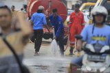 Petugas membersihkan jalan dengan air saat kegiatan Sosialisasi dan kebersihan di Pasar baru, Indramayu, Jawa Barat, Sabtu (14/3/2020). Kegiatan Sosialisasi dan Bersih-Bersih tersebut sebagai upaya pencegahan penyebaran virus COVID-19 khususnya di area umum. ANTARA JABAR/Dedhez Anggara/agr