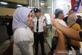 Petugas mengukur suhu tubuh pengunjung saat Pekan QRIS Nasional 2020 di Duta Mall Banjarmasin, Kalimantan Selatan, Sabtu (14/3/2020). Kantor perwakilan Bank Indonesia Povinsi Kalimantan Selatan berkerjasama dengan pihak Duta Mall Banjarmasin melakukan pengukuran suhu tubuh dan memberikan cuci tangan dengan cairan antiseptik kepada pengunjung untuk antisipasi penyebaran virus corona (COVID-19). Foto Antaranews Kalsel/Bayu Pratama S.