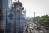 Pekerja menyelesaikan renovasi sebuah bangunan cagar budaya di Jalan Asia Afrika, Bandung, Jawa Barat, Sabtu (14/3/2020). Tim Ahli Cagar Budaya (TACB) Kota Bandung menyatakan, buruknya koordinasi antarbirokrasi di Kota Bandung menjadi penyebab banyaknya bangunan cagar budaya yang hilang, rusak, serta beralihfungsi. ANTARA JABAR/Raisan Al Farisi/agr