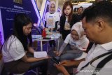 Petugas Bank menjelaskan cara penggunaan Quick Response Indonesia Standard (QRIS) kepada pengunjung pada puncak Pekan QRIS Nasional 2020 di Duta Mall Banjarmasin, Kalimantan Selatan, Sabtu (14/3/2020). Kantor perwakilan Bank Indonesia (BI) Provinsi Kalimantan Selatan menggelar Pekan QRIS untuk mengenalkan dan meningkatkan penggunaan QRIS sebagai sistem pembayaran digital yang lebih mudah dan bisa digunakan oleh semua aplikasi pembayaran dari Penyedia Jasa Sistem Pembayaran (PJSP). Foto Antaranews Kalsel/Bayu Pratama S.