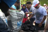 Warga antre untuk membeli gula pasir dalam Operasi Pasar Gula Pasir di Kantor Kelurahan Sawojajar, Malang, Jawa Timur, Sabtu (14/3/2020). Operasi pasar tersebut dilakukan untuk menekan harga gula pasir di pasaran yang kini naik hingga mencapai Rp18.000 per kilogram seiring merebaknya virus Corona yang membuat masyarakat melakukan pembelian besar-besaran. Antara Jatim/Ari Bowo Sucipto/zk.