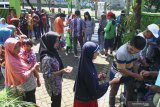 Warga antre untuk membeli gula pasir dalam Operasi Pasar Gula Pasir di Kantor Kelurahan Sawojajar, Malang, Jawa Timur, Sabtu (14/3/2020). Operasi pasar tersebut dilakukan untuk menekan harga gula pasir di pasaran yang kini naik hingga mencapai Rp18.000 per kilogram seiring merebaknya virus Corona yang membuat masyarakat melakukan pembelian besar-besaran. Antara Jatim/Ari Bowo Sucipto/zk.