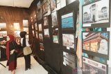 Mahasiswa melihat jajaran foto pada Pameran Foto Ilmu Komunikasi (IKO) Fisip Universitas Muhammadiyah Sumatera Utara (UMSU) di Taman Budaya Medan, Sumatera Utara, Sabtu (14/3). Pameran foto yang menampilkan 200 karya foto mahasiswa Iko Fisip UMSU tersebut bertemakan Human Interest Budaya Sumut. (ANTARA/Septianda Perdana) 