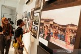 Mahasiswa melihat jajaran foto pada Pameran Foto Ilmu Komunikasi (IKO) FISIP Universitas Muhammadiyah Sumatera Utara (UMSU) di Taman Budaya Medan, Sumatera Utara, Sabtu (14/3). Pameran foto yang menampilkan 200 karya foto mahasiswa Iko Fisip UMSU tersebut bertemakan Human Interest Budaya Sumut. (ANTARA/Septianda Perdana) 