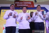 Ketua DPRD Kalsel Supian HK (kiri) bersama Kepala kantor perwakilab Bank Indonesia Kalsel Amanlison Sembiring (kanan) dan Wali Kota Banjarmasin Ibnu Sina (tengah) menggunakan Quick Response Indonesia Standard (QRIS) pada puncak Pekan QRIS Nasional 2020 di Duta Mall Banjarmasin, Kalimantan Selatan, Sabtu (14/3/2020). Kantor perwakilan Bank Indonesia (BI) Provinsi Kalimantan Selatan menggelar Pekan QRIS untuk mengenalkan dan meningkatkan penggunaan QRIS sebagai sistem pembayaran digital yang lebih mudah dan bisa digunakan oleh semua aplikasi pembayaran dari Penyedia Jasa Sistem Pembayaran (PJSP). Foto Antaranews Kalsel/Bayu Pratama S.