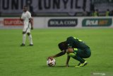 Pesepak bola Persebaya Rizky Ridho Ramadhani menundukkan kepala usai timya kalah melawan Persipura pada pertandingan Liga 1 2020 di Stadion Gelora Bung Tomo, Surabaya, Jawa Timur, Jumat (13/3/2020). Persebaya kalah melawan Persipura dengan skor akhir 3-4. Antara Jatim/Moch Asim/zk.