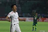 Pesepak bola Persipura Takuya Tatsunaga meluapkan kegembiraannya usai timya menang melawan Persebaya pada pertandingan Liga 1 2020 di Stadion Gelora Bung Tomo, Surabaya, Jawa Timur, Jumat (13/3/2020). Persebaya kalah lawan Persipura dengan skor akhir 3-4. Antara Jatim/Moch Asim/zk.