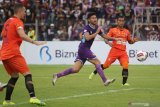 Pesepak bola Persik Kediri Gaspar Vega (tengah) menggiring bola dibayang-bayangi pesepak bola Persiraja Banda Aceh Eriyanto (kanan) saat pertandingan Liga 1 2020 di stadion Brawijaya, Kota Kediri, Jawa Timur, Sabtu (14/3/2020). Antara Jatim/Prasetia Fauzani/zk.