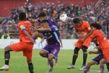 Pesepak bola Persik Kediri Gaspar Vega (kiri) menyundul bola dibayang-bayangi pesepak bola Persiraja Banda Aceh Miftahul Hamdi (ke dua kanan) saat pertandingan Liga 1 2020 di stadion Brawijaya, Kota Kediri, Jawa Timur, Sabtu (14/3/2020). Antara Jatim/Prasetia Fauzani/zk.