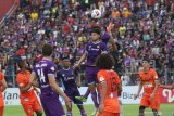 Pesepak bola Persik Kediri Gaspar Vega (tengah) menyundul bola dibayang-bayangi pesepak bola Persiraja Banda Aceh Bruno De Araujo Dybal (kanan) saat pertandingan Liga 1 2020 di stadion Brawijaya, Kota Kediri, Jawa Timur, Sabtu (14/3/2020). Antara Jatim/Prasetia Fauzani/zk.