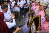 Wakil Gubernur Gorontalo Idris Rahim (kiri) melakukan transaksi dengan sistem pembayaran Quick Respond Code Indonesian Standard (QRIS) pada Pekan Raya QRIS di Lapangan Taruna, Kota Gorontalo, Gorontalo, Sabtu (14/3/2020). Kantor Perwakilan (KPw) Bank Indonesia (BI) Provinsi Gorontalo menggelar Pekan Raya untuk mengenalkan dan meningkatkan penggunaan QRIS sebagai sistem pembayaran digital yang lebih mudah dan bisa digunakan oleh semua aplikasi pembayaran dari Penyedia Jasa Sistem Pembayaran (PJSP). (ANTARA FOTO/Adiwinata Solihin)