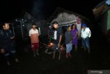 Warga berada didepan rumahnya yang  terdampak banjir bandang di Sempol, Ijen, Bondowoso, Jawa Timur, Sabtu (14/3/2020). Menurut warga, banjir bandang yang membawa material pasir dan kayu itu dampak dari Gunung Suket yang gundul, hingga menyebabkan ratusan rumah warga tertimbun. Antara Jatim/Budi Candra Setya/zk.