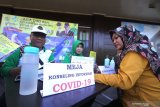 Petugas dari Dinas Kesehatan Kota Banjarmasin memberikan konseling informasi COVID-19  kepada pengunjung di Siring kawasan Menara Pandang, Banjarmasin, Kalimantan Selatan, Minggu (15/3/2020). Pemerintah Kota Banjarmasin terus berupaya mensosialisasikan pola hidup sehat melalui program Gerakan masyarakat hidup sehat (Germas) guna mengantisipasi penyebaran virus Corona (COVID-19). Foto Antaranews Kalsel/Bayu Pratama S.