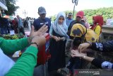 Sejumlah pengunjung mempraktekkan cara mencuci tangan yang benar di Siring kawasan Menara Pandang, Banjarmasin, Kalimantan Selatan, Minggu (15/3/2020). Pemerintah Kota Banjarmasin terus berupaya mensosialisasikan pola hidup sehat melalui program Gerakan masyarakat hidup sehat (Germas) guna mengantisipasi penyebaran virus Corona (COVID-19). Foto Antaranews Kalsel/Bayu Pratama S.