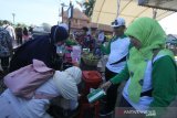 Petugas dari Dinas Kesehatan Kota Banjarmasin memberikan sosialisasi cara mencuci tangan yang benar di Siring kawasan Menara Pandang, Banjarmasin, Kalimantan Selatan, Minggu (15/3/2020). Pemerintah Kota Banjarmasin terus berupaya mensosialisasikan pola hidup sehat melalui program Gerakan masyarakat hidup sehat (Germas) guna mengantisipasi penyebaran virus Corona (COVID-19). Foto Antaranews Kalsel/Bayu Pratama S.