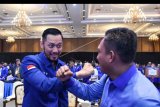 Ketua Umum Partai Demokrat yang baru, Agus Harimurti Yudhoyono (kiri) beradu siku saat mendapat ucapan selamat dari kader pada Kongres V Partai Demokrat di Jakarta, Minggu (15/3/2020). Dalam kongres tersebut, Agus Harimurti Yudhoyono terpilih secara aklamasi menjadi Ketua Umum Partai Demokrat periode 2020-2025 menggantikan Susilo Bambang Yudhoyono yang selanjutnya menjadi Ketua Majelis Tinggi Partai Demokrat. ANTARA FOTO/M Risyal Hidayat/nym.