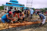 Bhabinkamtibmas bantu warga cor pagar Masjid Al Muhajirin Sarmi
