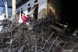 Warga memilah barang-barangnya yang masih bisa diselamatkan dari dampak banjir bandang di Kalisat, Ijen, Bondowoso, Jawa Timur, Minggu (15/3/2020). Banjir bandang yang terjadi pada sabtu (14/3) itu, mengakibatkan sebanyak 316 rumah warga di desa Kalisat dan desa Sempol tertimbun material pasir dan kayu. Antara Jatim/Budi Candra Setya/zk