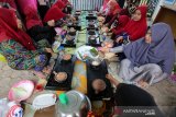 Warga memasak kue apam (serabi) pada festival toet (bakar) apam di Desa Lampaseh Kota, Banda Aceh, Minggu (15/3/2020). Festival yang dikemas dalam kenduri apam yang dirayakan pada setiap bulan Rajab oleh masyarakat Aceh bertjuan melestarikan tradisi budaya warisan leluhur. Antara Aceh/Irwansyah Putra.