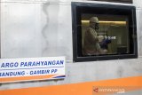 Petugas menyemprot cairan disinfektan pada gerbong Kereta Argo Parahyangan di Stasiun Bandung, Jawa Barat, Minggu (15/3/2020). Seluruh area di Stasiun Bandung disemprot disinfektan guna mengantisipasi dan menutup sebaran Virus Corona (COVID-19) yang menjadi bencana nasional non alam untuk wilayah Jawa Barat yang telah dikonfirmasi dengan 7 pasien dinyatakan positif. ANTARA JABAR/Novrian Arbi/agr