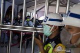 Penumpang menunggu untuk memasuki gerbong saat penyemprotan disinfektan pada gerbong Kereta Argo Parahyangan di Stasiun Bandung, Jawa Barat, Minggu (15/3/2020). Seluruh area di Stasiun Bandung disemprot disinfektan guna mengantisipasi dan menutup sebaran Virus Corona (COVID-19) yang menjadi bencana nasional non alam untuk wilayah Jawa Barat yang telah dikonfirmasi dengan 7 pasien dinyatakan positif. ANTARA JABAR/Novrian Arbi/agr