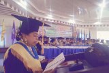 Prof.Dr.Ir Aphrodite Milana Sahusilawane, M.S menyampaikan pidato pada Rapat Terbuka Luar Biasa Senat Universitas Pattmura dalam rangka pengkuhan dirinya sebagai guru besar dalam bidang ilmu Sosiologi Pedesaan. Acara berlangsung di Aula Gedung Rektorat Universitas Pattimura Ambon, Senin (16/3/2020)