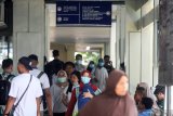 Sejumlah warga mengenakan masker di RSUD Sidoarjo, Jawa Timur, Senin, (16/03/2020). RSUD Sidoarjo menerima dua pasien dalam pengawasan virus COVID-19 di ruang isolasi dari rujukan RSUD dr Wahidin Sudiro Husodo Mojokerto dan pasien dari RS Delta Surya Sidoarjo. Antara Jatim/Umarul Faruq/zk