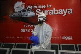 Petugas berpakaian hazmat menyemprotkan cairan disinfektan di ruang tunggu calon penumpang di Stasiun Pasar Turi, Surabaya, Jawa Timur, Minggu (15/3/2020). Penyemprotan disinfektan tersebut merupakan upaya mengantisipasi dan mencegah penyebaran virus corona atau COVID-19 di fasilitas umum. Antara Jatim/Moch Asim/zk.