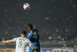 Pesepak bola Persib Bandung Wander Luiz Queiroz Dias (kanan) berebut bola di udara dengan pesepak bola PSS Sleman Arthur Daniel Irawan (kiri) saat pertandingan Sepak Bola Liga 1 2020 di stadion Si Jalak Harupat, Kabupaten Bandung, Jawa Barat, Minggu (15/3/2020). ANTARA JABAR/M Agung Rajasa/agr