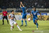 Pesepak bola Persib Bandung Victor C. Igbonefo (kanan) dan pesepak bola PSS Sleman M Bagus Nirwanto (kiri) mengejar bola saat pertandingan Sepak Bola Liga 1 2020 di stadion Si Jalak Harupat, Kabupaten Bandung, Jawa Barat, Minggu (15/3/2020). Pertandingan tersebut dimenangkan Persib Bandung dengan skor 2-1. ANTARA JABAR/M Agung Rajasa/agr