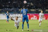 Pesepak bola Persib Bandung Geoffrey W.M Castillion (kedua kanan) berusaha menyundul bola dibayangi pesepak bola PSS Sleman Arthur Daniel Irawan (kedua kiri) saat pertandingan Sepak Bola Liga 1 2020 di stadion Si Jalak Harupat, Kabupaten Bandung, Jawa Barat, Minggu (15/3/2020). Pertandingan tersebut dimenangkan Persib Bandung dengan skor 2-1. ANTARA JABAR/M Agung Rajasa/agr