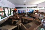 Petugas BPBD mengecek kondisi kelas yang terdampak banjir bandang di SDN 1 Sempol, Ijen, Bondowoso, Jawa Timur, Minggu (15/3/2020). Banjir bandang yang terjadi pada sabtu (14/3) itu, mengakibatkan sekolah tersebut rusak parah dan tidak dapat digunakan untuk proses belajar mengajar karena terendam material pasir hingga 1 meter. Antara Jatim/Budi Candra Setya/zk.