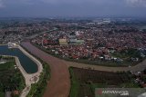 Foto udara Sungai Citarum di Bojongsoang, Kabupaten Bandung, Jawa Barat, Senin (16/3/2020). Pemerintah melalui Kementerian Kordinator Bidang Kemaritiman menargetkan pemulihan Sungai Citarum pada 2020 difokuskan pada peningkatan kualitas air sehingga turun level dari cemar sedang menjadi cemar ringan. ANTARA JABAR/Raisan Al Farisi/agr