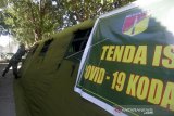 Seorang petugas kesehatan TNI menyiapkan tenda isolasi COVID-19 di Rumkit Bantuan Kesdim, Kota Gorontalo, Gorontalo. Korem 133/Nani Wartabone menyiapkan satu dokter, tenaga medis serta dua tenda untuk penanganan awal serta pemeriksaan jika ada warga yang terinfeksi virus corona atau COVID-19. (ANTARA FOTO/Adiwinata Solihin)