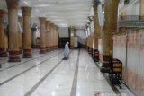 Pengurus Masjid Agung Meulaboh Aceh gulung semua karpet sajadah untuk mencegah corona