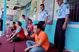 Sejumlah warga binaan memanfaatkan fasilitas panggilan video dengan pengawasan petugas di Lapas Kelas II B Blitar, Jawa Timur, Senin (17/3/2020). Lapas Kelas II B Blitar menutup sementara akses kunjungan terhadap keluarga narapidana hingga 14 hari kedepan dan menggantikanya dengan memberikan fasilitas panggilan video, guna mengantisipasi dan pencegahan penyebaran COVID-19 di lingkungan Lapas. Antara/Irfan Anshori/zk.