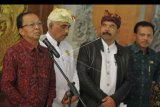 Gubernur Bali Wayan Koster (kiri), Bendesa Agung Majelis Desa Adat (MDA) Provinsi Bali Ida Penglingsir Agung Putra Sukahet (kedua kiri), Ketua Perhimpunan Parisada Hindu Dharma Indonesia (PHDI) Bali I Gusti Ngurah Sudiana (kedua kanan) dan Sekretaris Daerah Provinsi Bali Dewa Made Indra (kanan) memberikan keterangan di Denpasar, Bali, Selasa (17/3/2020). PHDI Bali, MDA Bali dan Pemprov Bali mengeluarkan Surat Edaran Bersama terkait pelaksanaan rangkaian hari suci Nyepi tahun Saka 1942 di Bali dengan sejumlah imbauan yang salah satunya adalah membatasi jumlah peserta yang ikut dalam prosesi rangkaian Nyepi seperti Upacara Melasti, Tawur, Pengrupukan, parade ogoh-ogoh sebagai upaya pencegahan penyebaran COVID-19 atau virus Corona. ANTARA FOTO/Fikri Yusuf/nym.