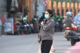 Warga mengenakan masker di Taman Edukasi Banjarmasin, Kalimantan Selatan, Selasa (17/3/2020). Pemerintan Kota Banjarmasin menetapkan status siaga darurat COVID-19 dan mengeluarkan edaran untuk mengurangi kegiatan yang melibatkan orang banyak seperti instansi pemerintah, sekolah, dan perguruan tinggi yang diberlakukan pada 16 Maret hingga 14 hari kedepan. Foto Antaranews Kalsel/Bayu Pratama S.