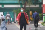 Warga mengenakan masker di Taman Edukasi Banjarmasin, Kalimantan Selatan, Selasa (17/3/2020). Pemerintan Kota Banjarmasin menetapkan status siaga darurat COVID-19 dan mengeluarkan edaran untuk mengurangi kegiatan yang melibatkan orang banyak seperti instansi pemerintah, sekolah, dan perguruan tinggi yang diberlakukan pada 16 Maret hingga 14 hari kedepan. Foto Antaranews Kalsel/Bayu Pratama S.