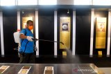 Petugas menyemprotkan cairan disinfektan dalam ruangan Museum Aceh, di Banda Aceh, Aceh, Selasa (17/3/2020).  Penyemprotan cairan disinfektan di Museum Aceh dan termasuk Rumah Adat di komplek situs sejarah itu dilakukan untuk mencegah penyebaran virus COVID-19. Antara Aceh/Ampelsa.