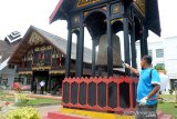 Petugas menyemprotkan cairan Disinfektan di Rumah Adat Aceh, Banda Aceh, Aceh, Selasa (17/3/2020). Penyemprotan cairan disinfektan Rumah Adat dan termasuk Museum Aceh di komplek situs sejarah itu dilakukan untuk mencegah penyebaran virus COVID-19. Antara Aceh/Ampelsa.